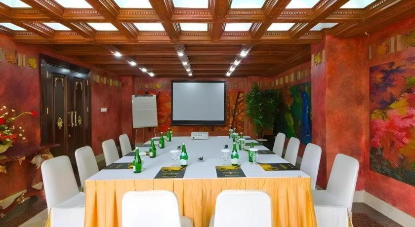 Amos Cozy Hotel Melawai Джакарта Экстерьер фото